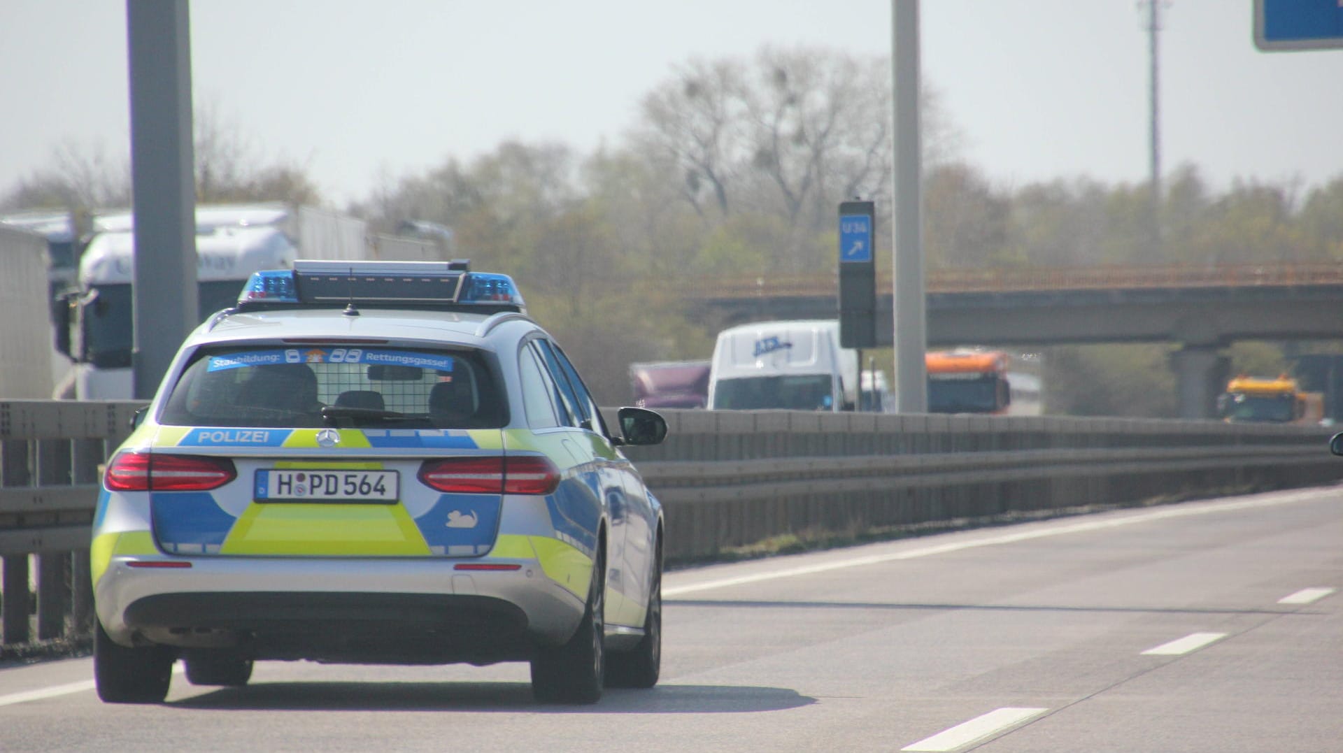 Eine Streife der Autobahnpolizei auf der BAB2 (Archivbild): Der Mann konnte nicht mehr geradeaus laufen.