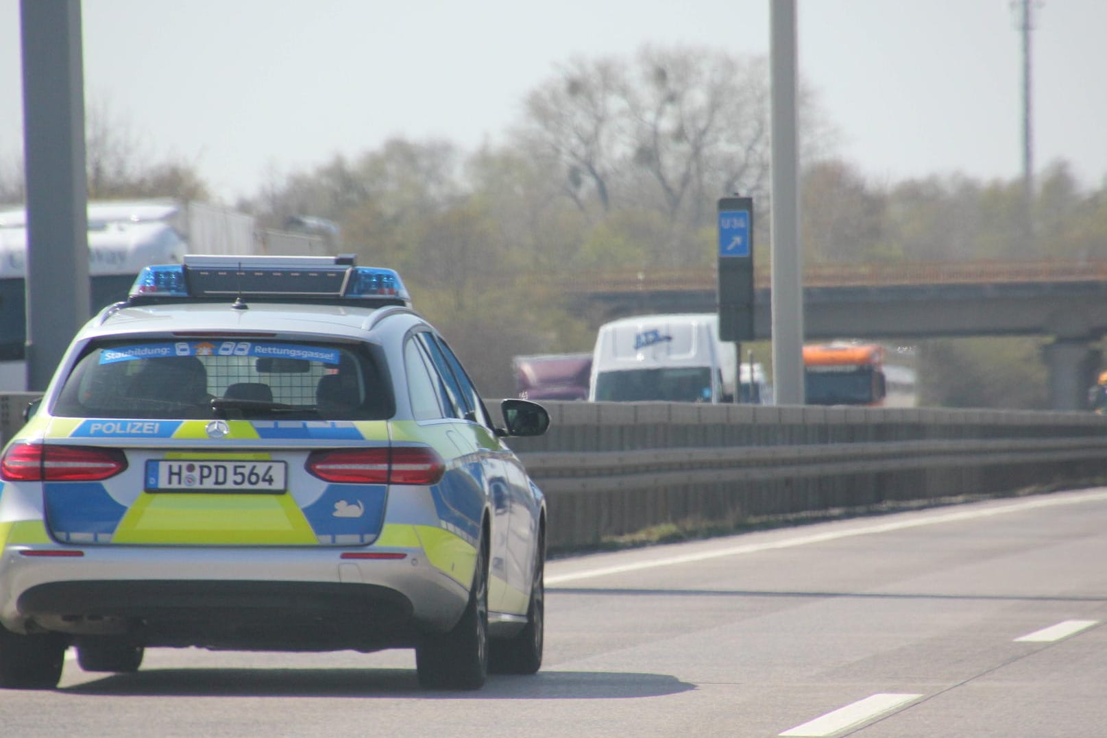 Eine Streife der Autobahnpolizei auf der BAB2 (Archivbild): Der Mann konnte nicht mehr geradeaus laufen.