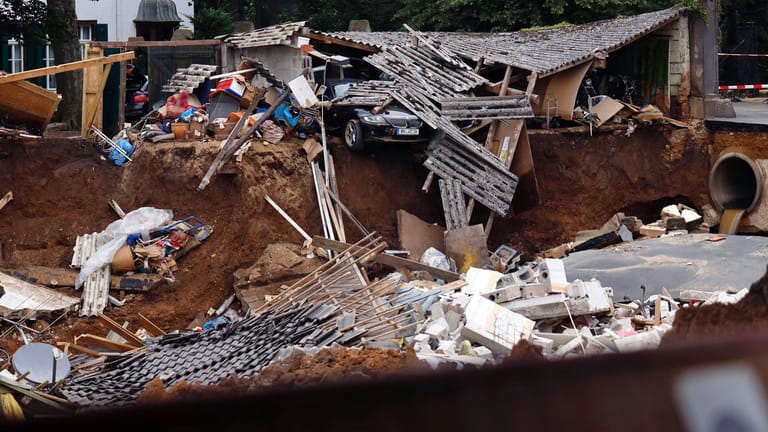 Ein Bild der Zerstörung in Erftstadt-Blessem (Archivbild): Die Kiesgrube riss zahlreiche Häuser in den Abgrund.