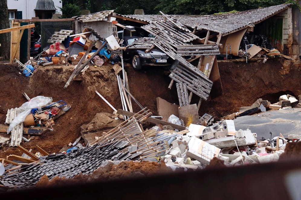 Ein Bild der Zerstörung in Erftstadt-Blessem (Archivbild): Die Kiesgrube riss zahlreiche Häuser in den Abgrund.
