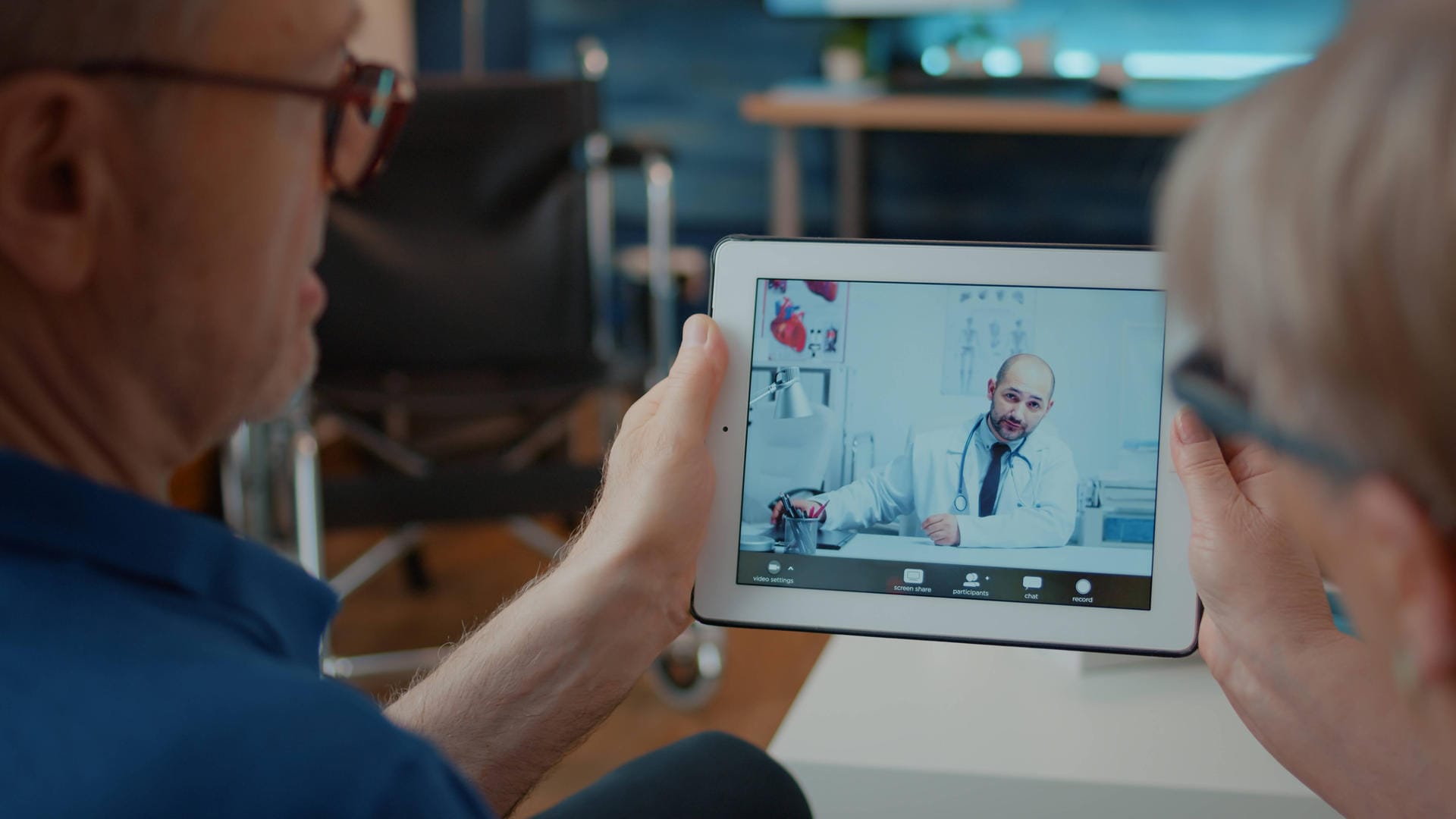 Ein älteres Paar spricht via Tablet mit einem Arzt (Symbolbild): Durch die Corona-Pandemie hätten auch andere telemedizinische Angebote mehr Zulauf bekommen, so Tsimpoulis.