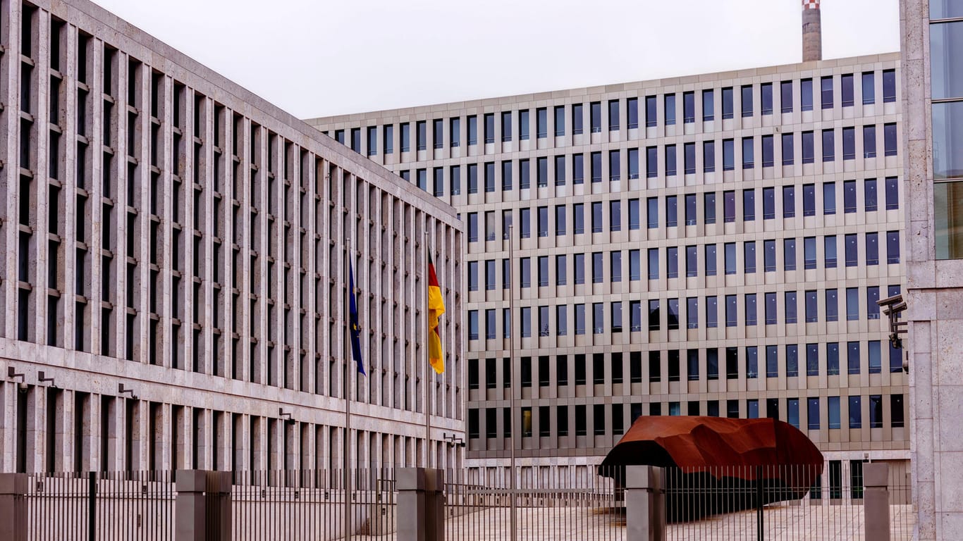 Hauptsitz des Bundesnachrichtendienstes (BND) in Berlin (Archivbild): Viele Anschlagspläne konnten durch Hinweise ausländischer Partner vereitelt werden.