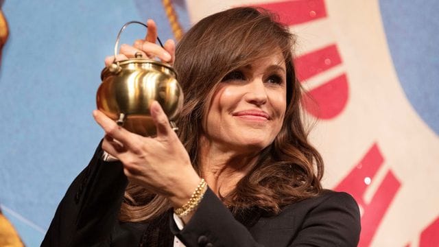 Die Schauspielerin Jennifer Garner zeigt ihren "Hasty Pudding"-Preis.