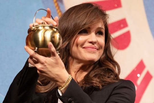 Die Schauspielerin Jennifer Garner zeigt ihren "Hasty Pudding"-Preis.