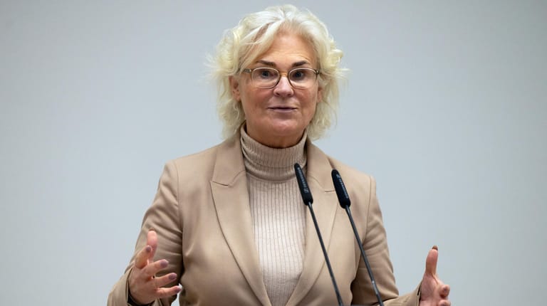 Christine Lambrecht (SPD) beantwortet die Fragen von Journalisten (Archivbild): Die Verteidigungsministerin hat sich erneut gegen Waffenlieferungen an die Ukraine ausgesprochen.