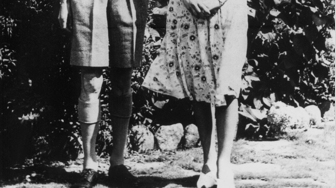 Prinzessin Elizabeth, die heutige Queen, mit ihrem Vater König George VI. Prinzessin Elizabeth, die heutige Queen, mit ihrem Vater König George VI.