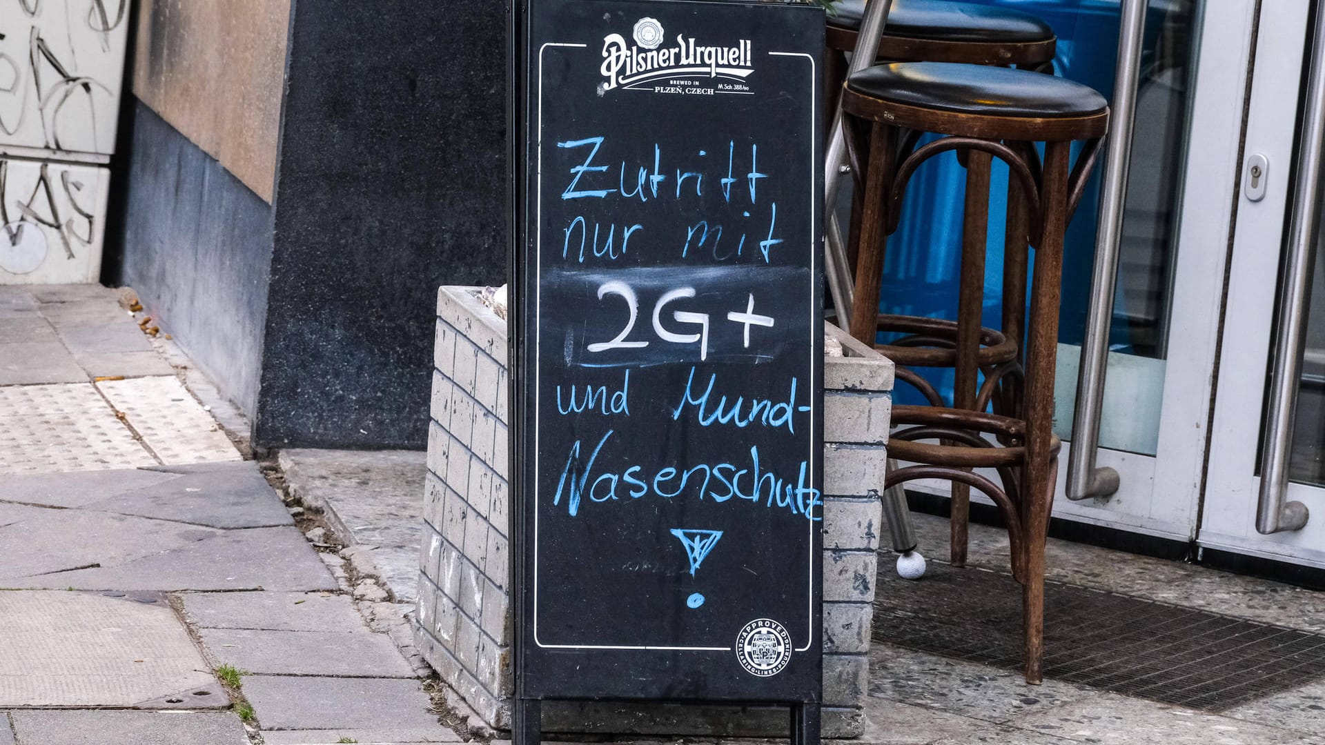 Schild vor einem Restaurant in Düsseldorf (Symbolbild): Der Hotel- und Gaststättenverband fordert einheitliche Regeln in ganz Deutschland.