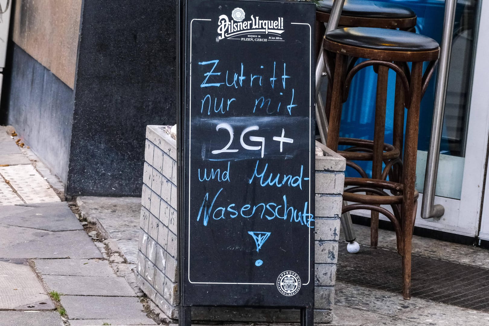 Schild vor einem Restaurant in Düsseldorf (Symbolbild): Der Hotel- und Gaststättenverband fordert einheitliche Regeln in ganz Deutschland. Schild vor einem Restaurant in Düsseldorf (Symbolbild): Der Hotel- und Gaststättenverband fordert einheitliche Regeln in ganz Deutschland.