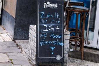 Schild vor einem Restaurant in Düsseldorf (Symbolbild): Der Hotel- und Gaststättenverband fordert einheitliche Regeln in ganz Deutschland.