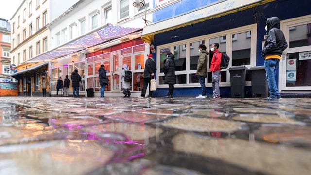 Eine Schlange vor einem Bordell in der berühmten Herbertstraße nahe der Reeperbahn. Eine Schlange vor einem Bordell in der berühmten Herbertstraße nahe der Reeperbahn.