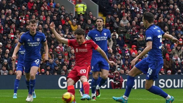 Diogo Jota (M) vom FC Liverpool in Aktion.