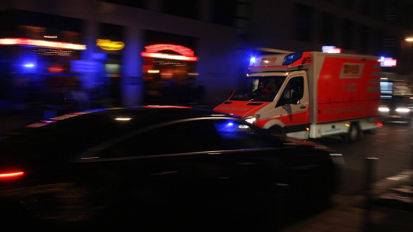 Ein Rettungswagen auf dem Weg zum Einsatz (Archivbild): Der 31-Jährige kam schwer verletzt ins Krankenhaus.