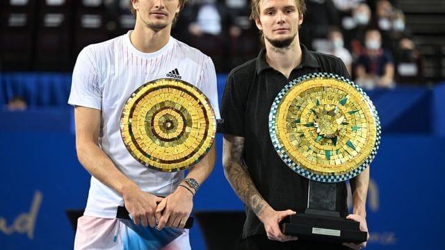 Alexander Zverev (l) musste sich im Finale von Montpellier dem Kasachen Alexander Bublik geschlagen geben. Alexander Zverev (l) musste sich im Finale von Montpellier dem Kasachen Alexander Bublik geschlagen geben.