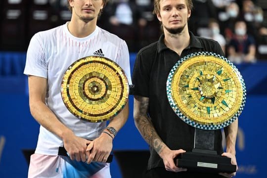 Alexander Zverev (l) musste sich im Finale von Montpellier dem Kasachen Alexander Bublik geschlagen geben.