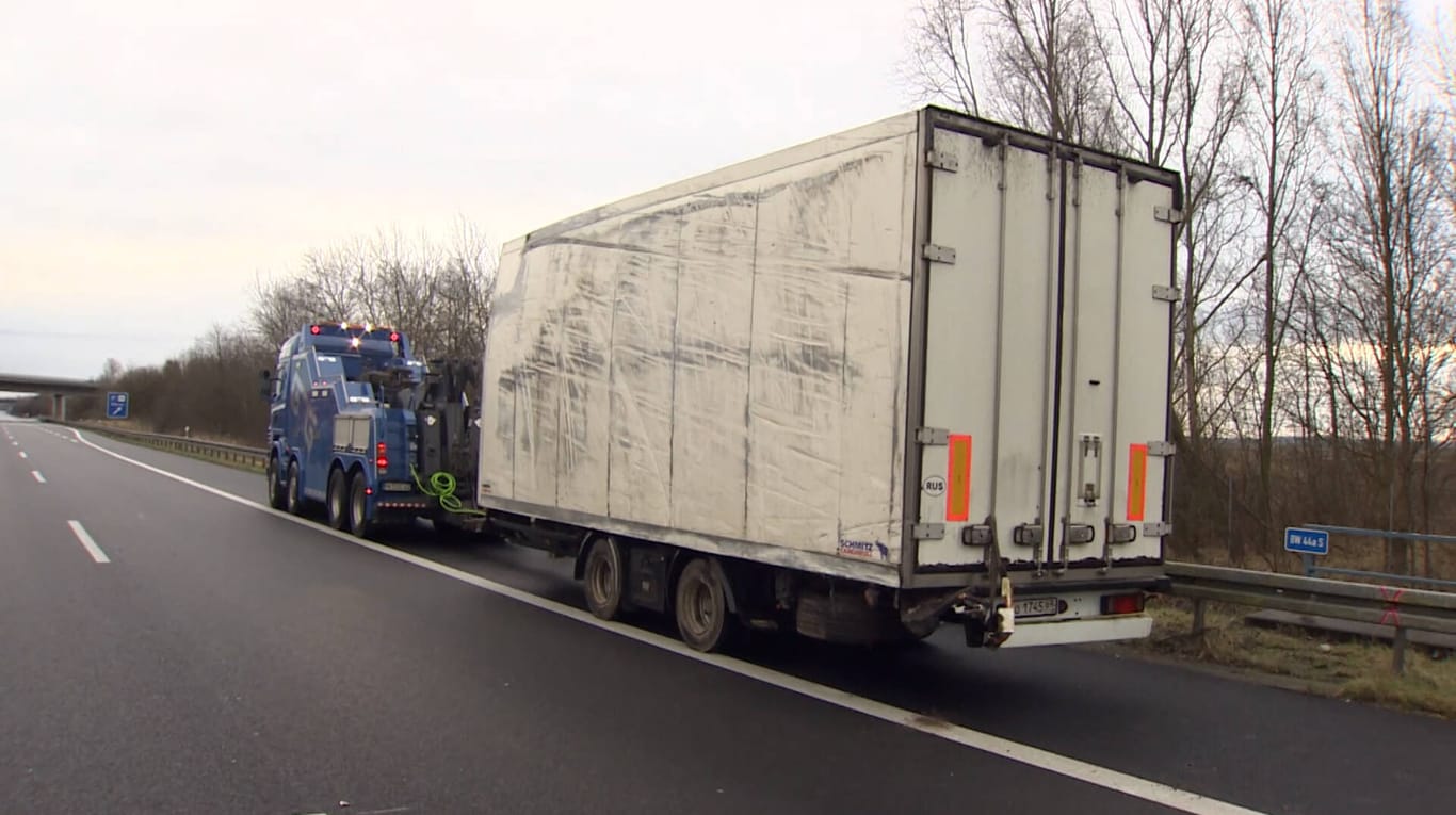 Ein LKW auf der Autobahn A2 (Symbolbild): Die Polizei konnte den stark betrunkenen Fahrer bei Hannover stoppen.