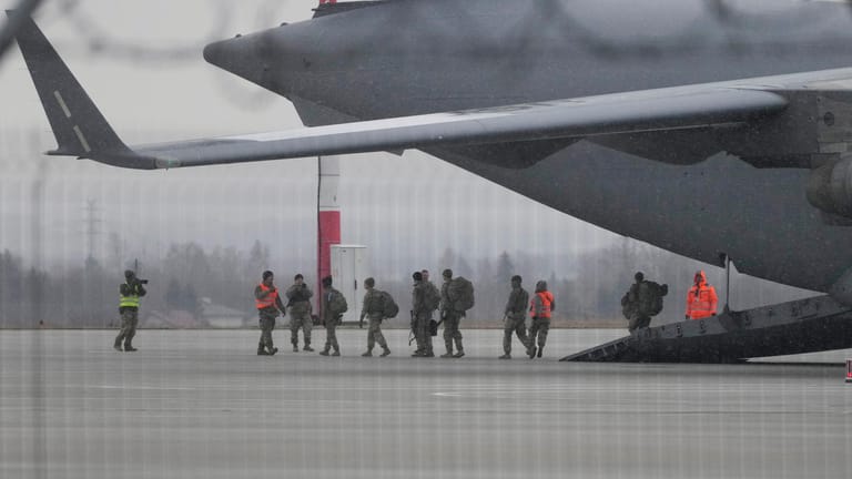 Truppen der US-Armee auf dem Flughafen Rzeszow-Jasionka im Südosten Polens: Im Rahmen der angekündigten Verstärkung der US-Truppen in Europa sind am Sonntagnachmittag weitere amerikanische Soldaten in Polen gelandet.