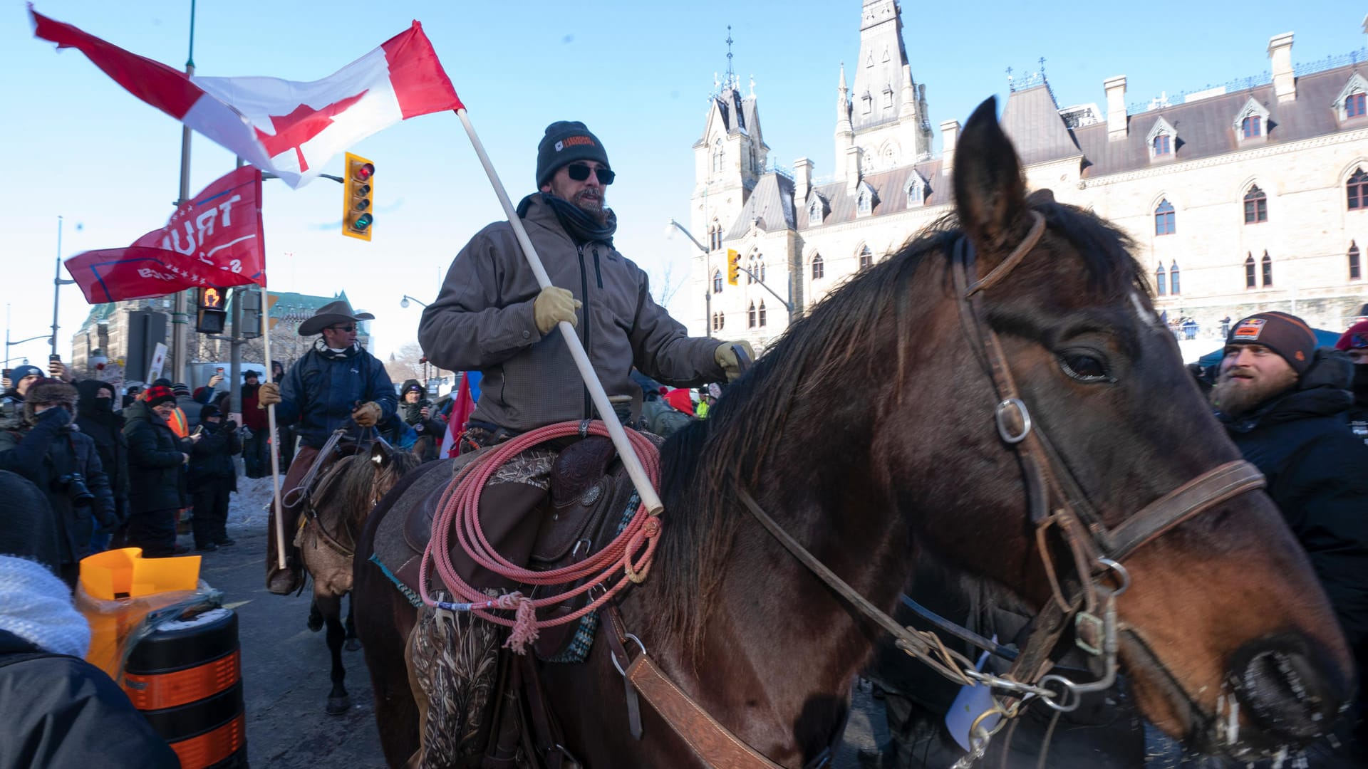 Proteste in Ottawa: Gegenstand der Proteste waren Impfvorschriften für Lkw-Fahrer und die staatlichen Pandemiebeschränkungen insgesamt.