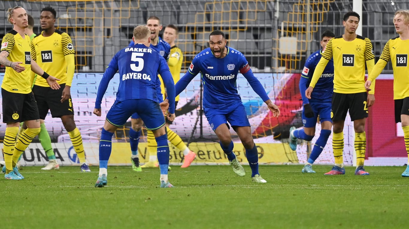Jubel: Leverkusens Jonathan Tah (M.) feiert seinen Treffer zum 4:1, die Dortmunder sind konsterniert.