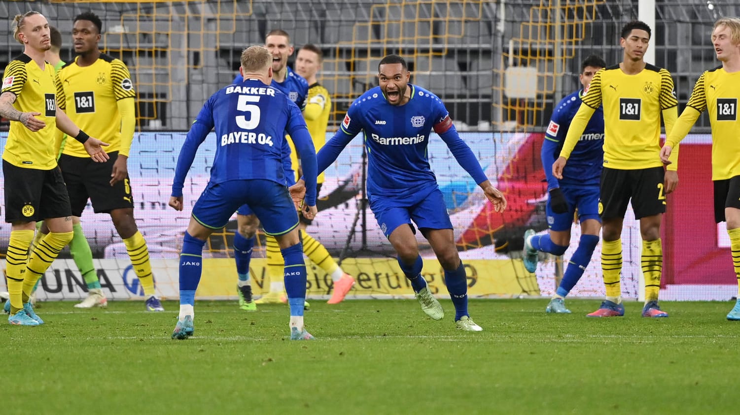 Jubel: Leverkusens Jonathan Tah (M.) feiert seinen Treffer zum 4:1, die Dortmunder sind konsterniert. Jubel: Leverkusens Jonathan Tah (M.) feiert seinen Treffer zum 4:1, die Dortmunder sind konsterniert.