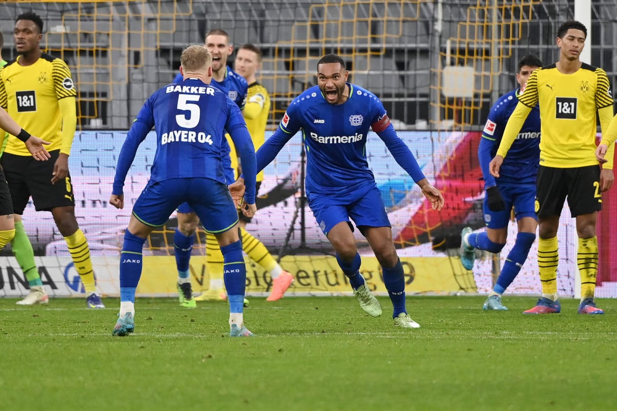 Jubel: Leverkusens Jonathan Tah (M.) feiert seinen Treffer zum 4:1, die Dortmunder sind konsterniert.