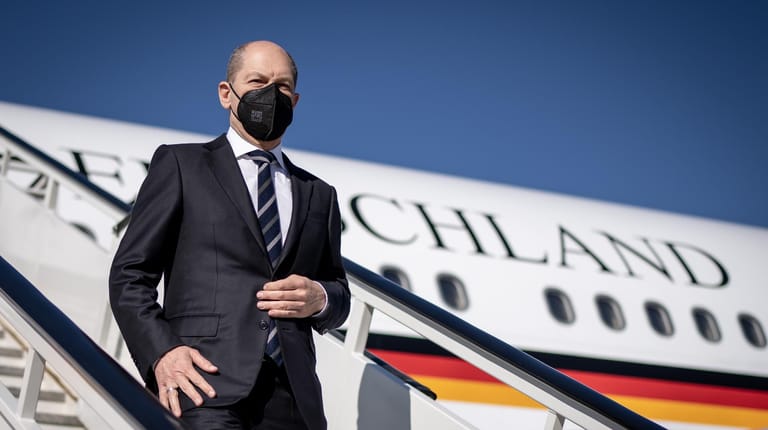 Olaf Scholz steigt aus dem Flugzeug (Archivbild): Der Bundeskanzler sagte in einem Interview, er hätte erst aus den Medien von den Vorgängen um die Deutsche Welle erfahren.