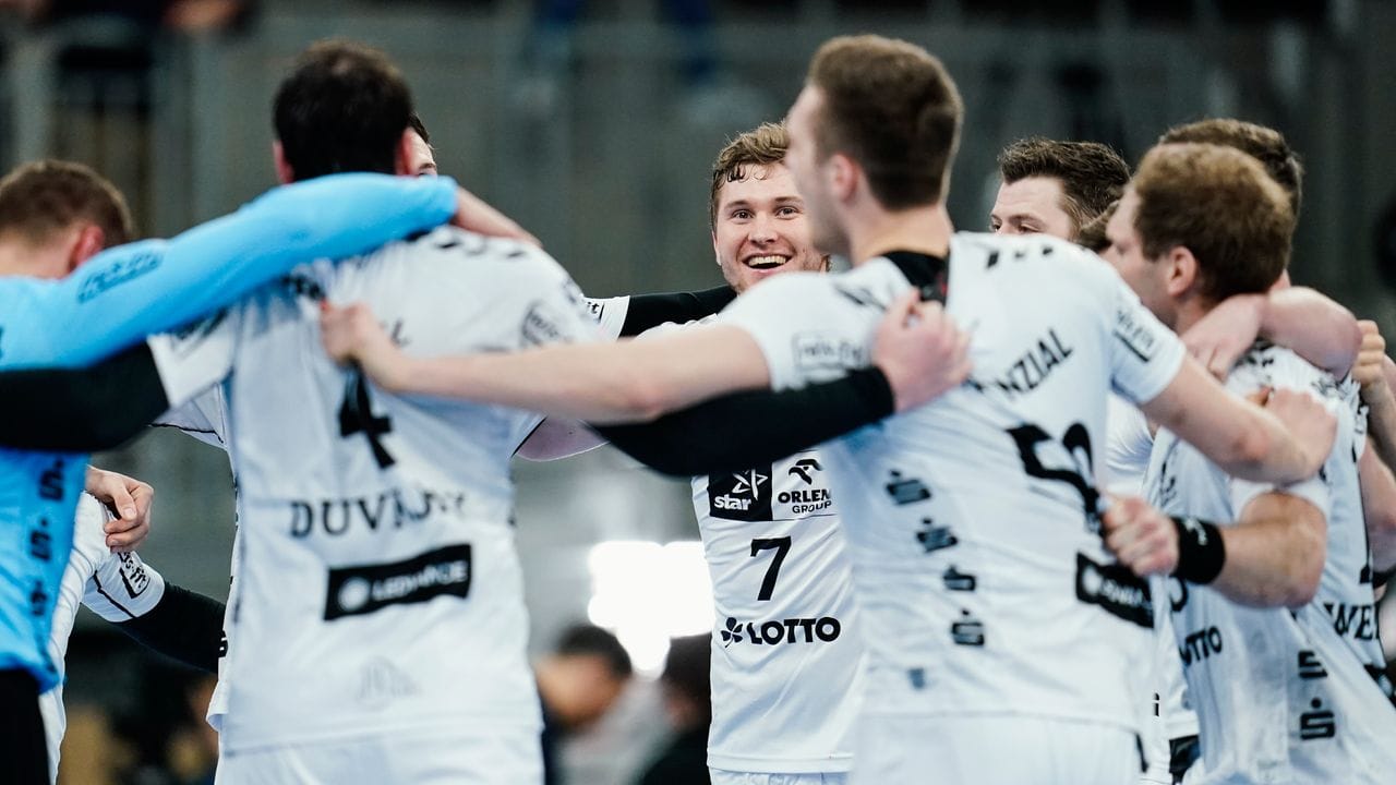 Spieler von THW Kiel feiern den Einzug in das DHB-Pokal-Halbfinale. Spieler von THW Kiel feiern den Einzug in das DHB-Pokal-Halbfinale.
