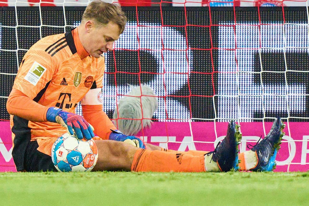 Manuel Neuer im Spiel gegen RB Leipzig am Boden: Der Torwart wird dem FC Bayern länger fehlen.