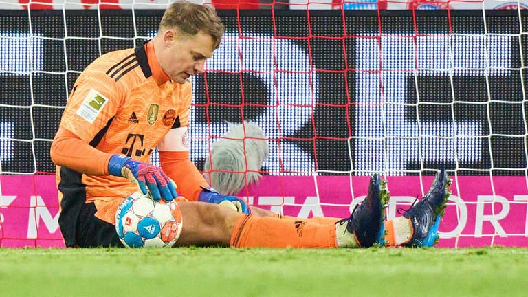 Manuel Neuer im Spiel gegen RB Leipzig am Boden: Der Torwart wird dem FC Bayern länger fehlen.