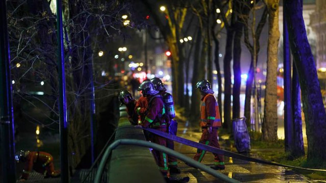 Feuerwehrleute sind an dem brennenden Stadtpalais in Paris im Einsatz.