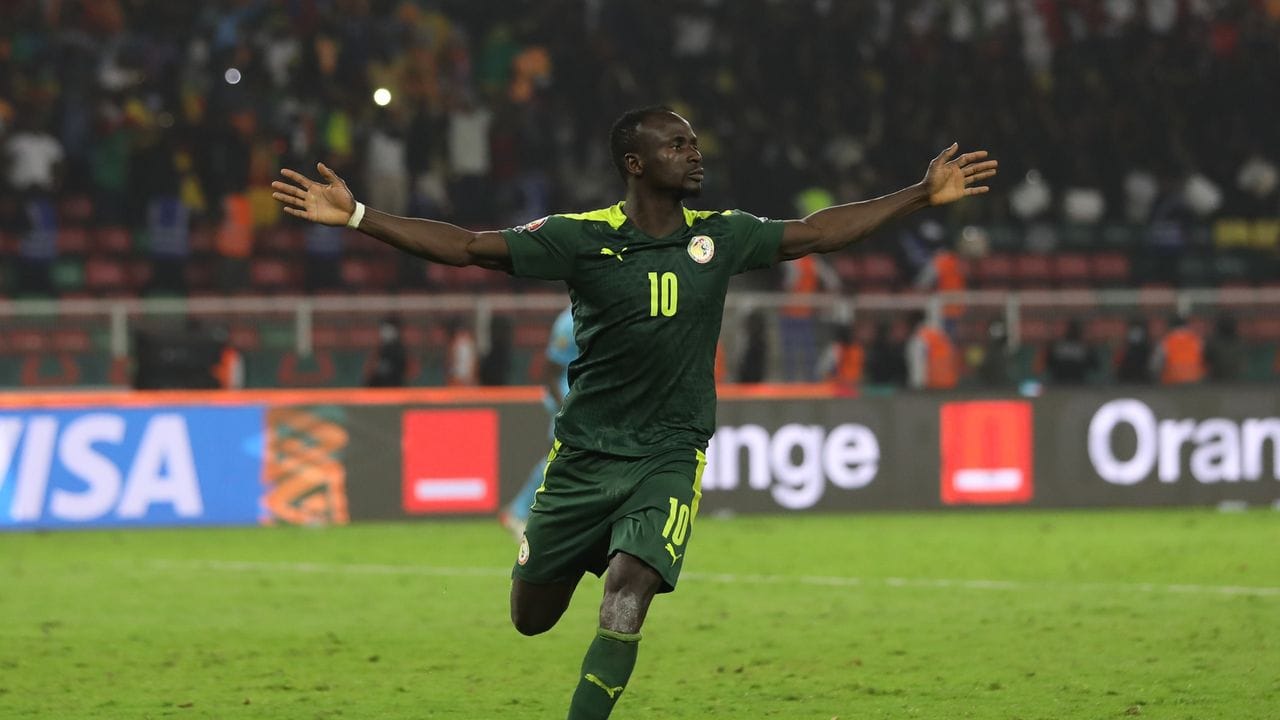 Sadio Mane feiert seinen entscheidenen Elfmeter und den Sieg im Finale. Sadio Mane feiert seinen entscheidenen Elfmeter und den Sieg im Finale.