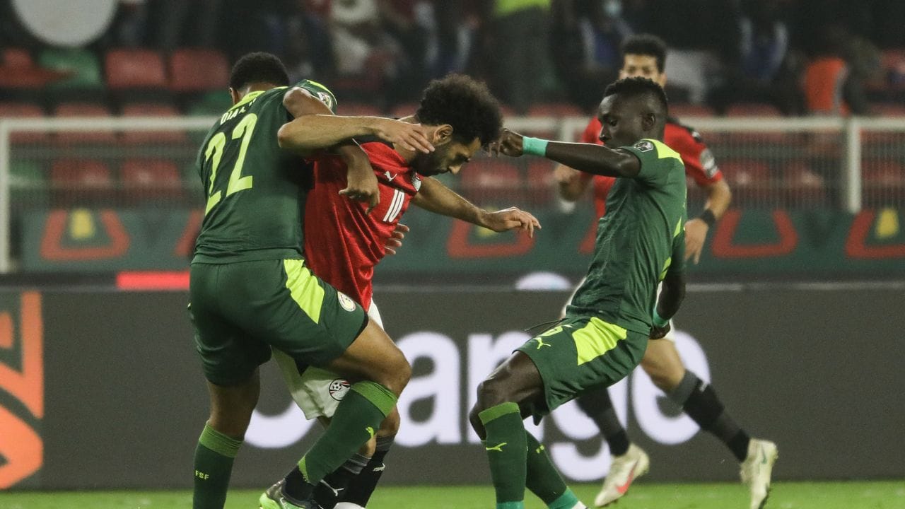 Senegals Abdou Diallo (l) und Idrissa Gueye (r) versuchen Ägyptens Mohamed Salah den Ball abzunehmen. Senegals Abdou Diallo (l) und Idrissa Gueye (r) versuchen Ägyptens Mohamed Salah den Ball abzunehmen.