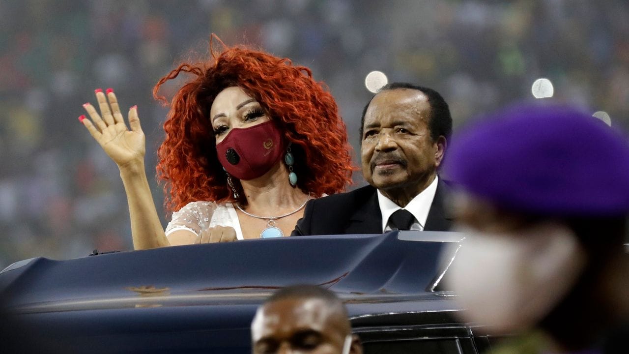 Kameruns Präsident Paul Biya und seine Frau Chantal treffen zum Spiel ein. Kameruns Präsident Paul Biya und seine Frau Chantal treffen zum Spiel ein.