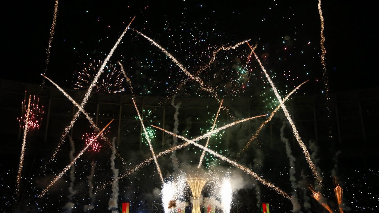 Vor dem Spiel gab es im Rahmen der Abschlusszeremonie des Afrika-Cups ein Feuerwerk. Vor dem Spiel gab es im Rahmen der Abschlusszeremonie des Afrika-Cups ein Feuerwerk.