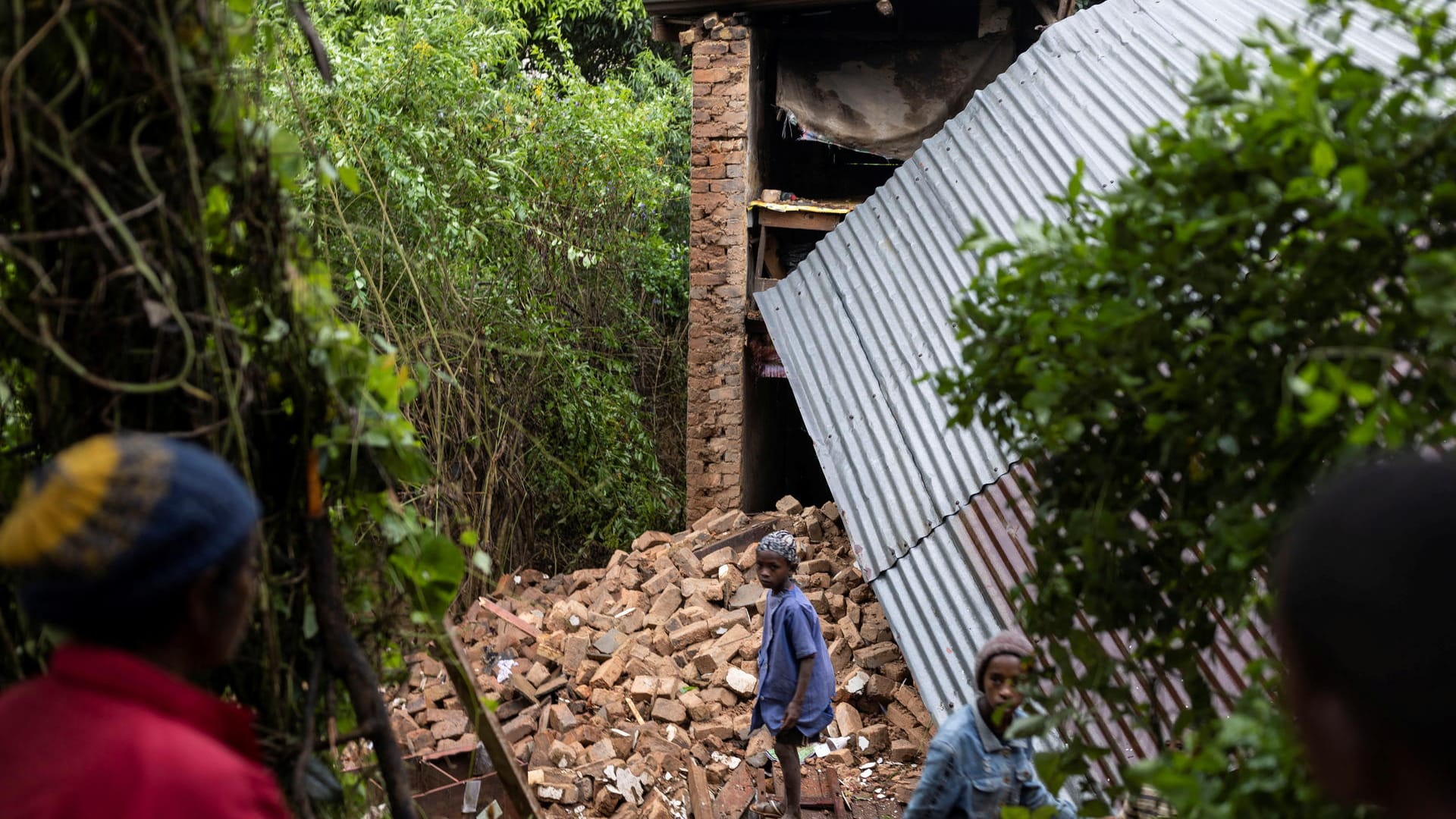 Kinder an einem zerstörten Haus: Bei einem Tropensturm in Madagaskar sind mehrere Menschen gestorben.