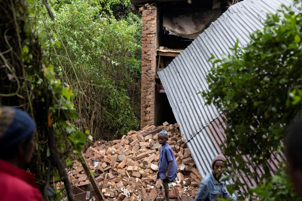 Kinder an einem zerstörten Haus: Bei einem Tropensturm in Madagaskar sind mehrere Menschen gestorben.