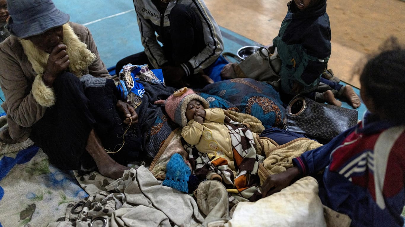 Evakuierte Menschen in Madagaskar: Der tropische Wirbelsturm "Batsirai" hat für Verwüstung gesorgt.