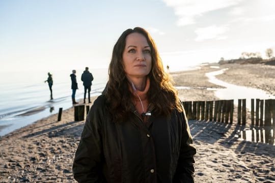 "Unter anderen Umständen": Jana Winter (Natalia Wörner) am Strand .