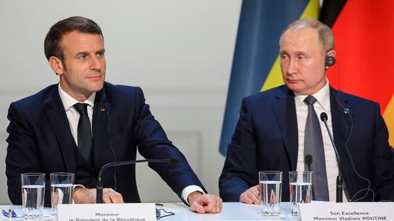 Emmanuel Macron (l) und Wladimir Putin bei einer gemeinsamen Pressekonferenz im Dezember 2019.