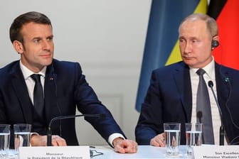 Emmanuel Macron (l) und Wladimir Putin bei einer gemeinsamen Pressekonferenz im Dezember 2019.