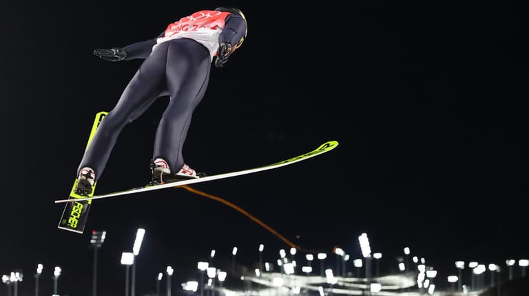 In dunkler Nacht: Markus Eisenbichler kam bei ersten Wettbewerb auf der Olympia-Schanze in Zhangjiakou überhaupt nicht zurecht.