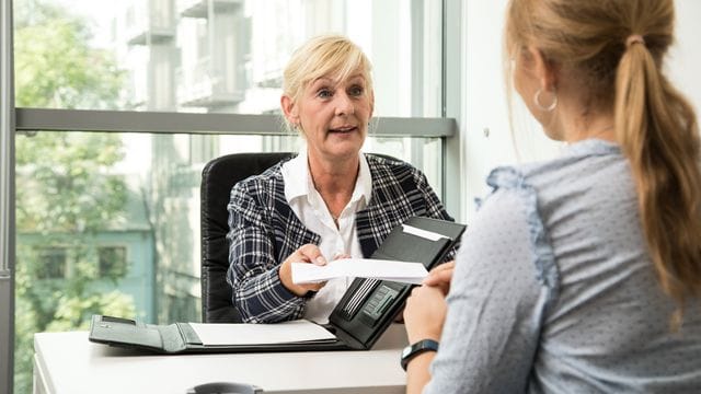 Wollen Beschäftigte früher aus einer langen Kündigungsfrist, sollten sie das offen beim Arbeitgeber ansprechen.