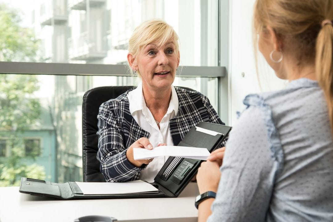 Wollen Beschäftigte früher aus einer langen Kündigungsfrist, sollten sie das offen beim Arbeitgeber ansprechen.