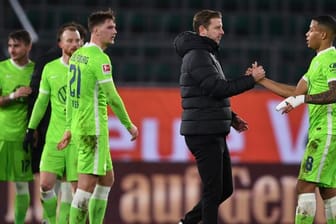 Wolfsburgs Trainer Florian Kohfeldt bedankt sich bei seinen Spielern.