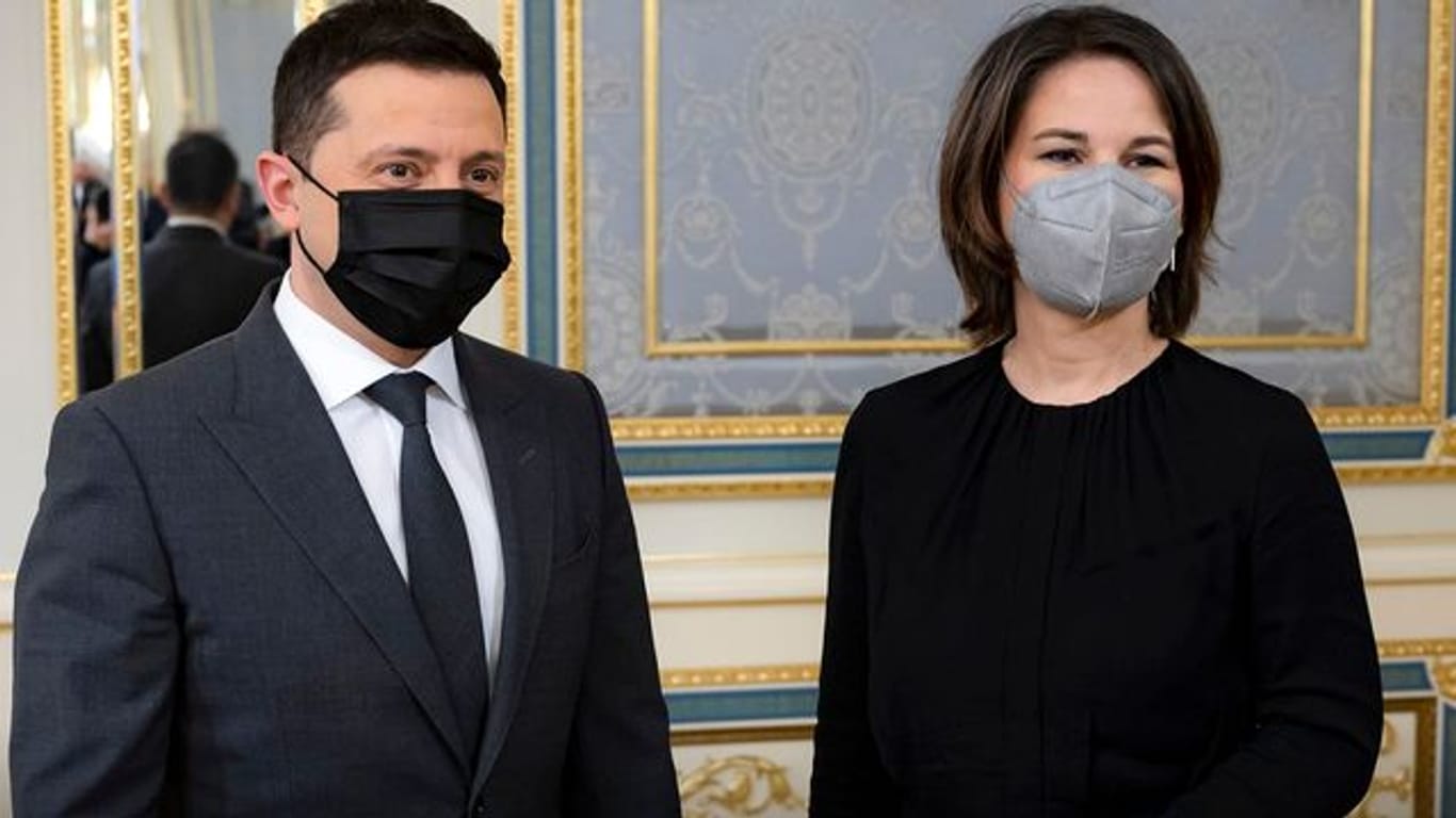 Ukraines Präsident Wolodymyr Selenskij und Außenministerin Annalena Baerbock in Kiew. Ukraines Präsident Wolodymyr Selenskij und Außenministerin Annalena Baerbock in Kiew.