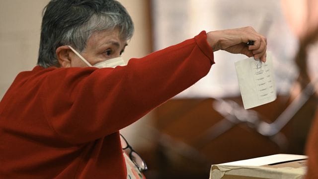 Eine Frau wirft ihren Stimmzettel in eine Wahlurne während der Parlamentswahlen in Costa Rica.