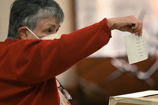 Eine Frau wirft ihren Stimmzettel in eine Wahlurne während der Parlamentswahlen in Costa Rica.