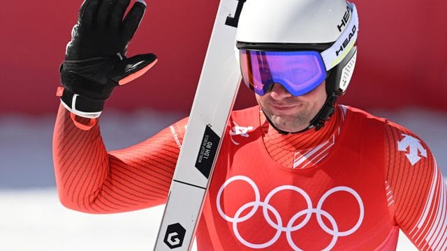 Der Schweizer Beat Feuz jubelt im Ziel.