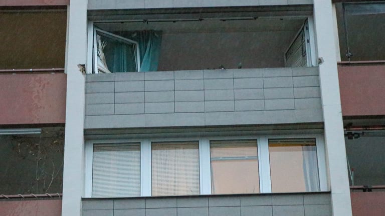 Zerstörte Wohnung in Offenbach: Die Fensterfront wurde durch die Druckwelle nahezu komplett herausgerissen.
