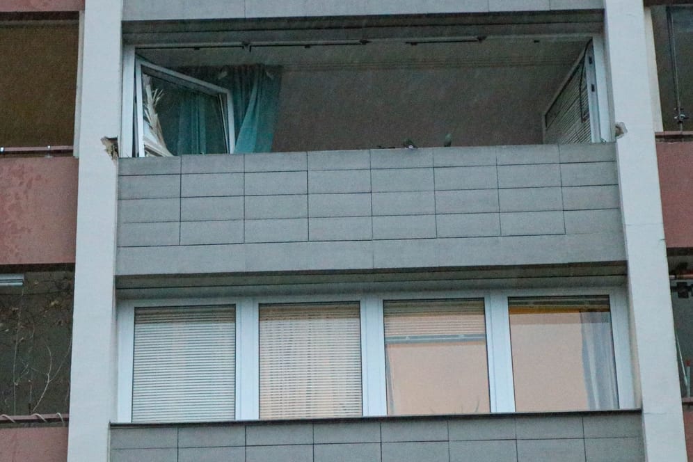 Zerstörte Wohnung in Offenbach: Die Fensterfront wurde durch die Druckwelle nahezu komplett herausgerissen.