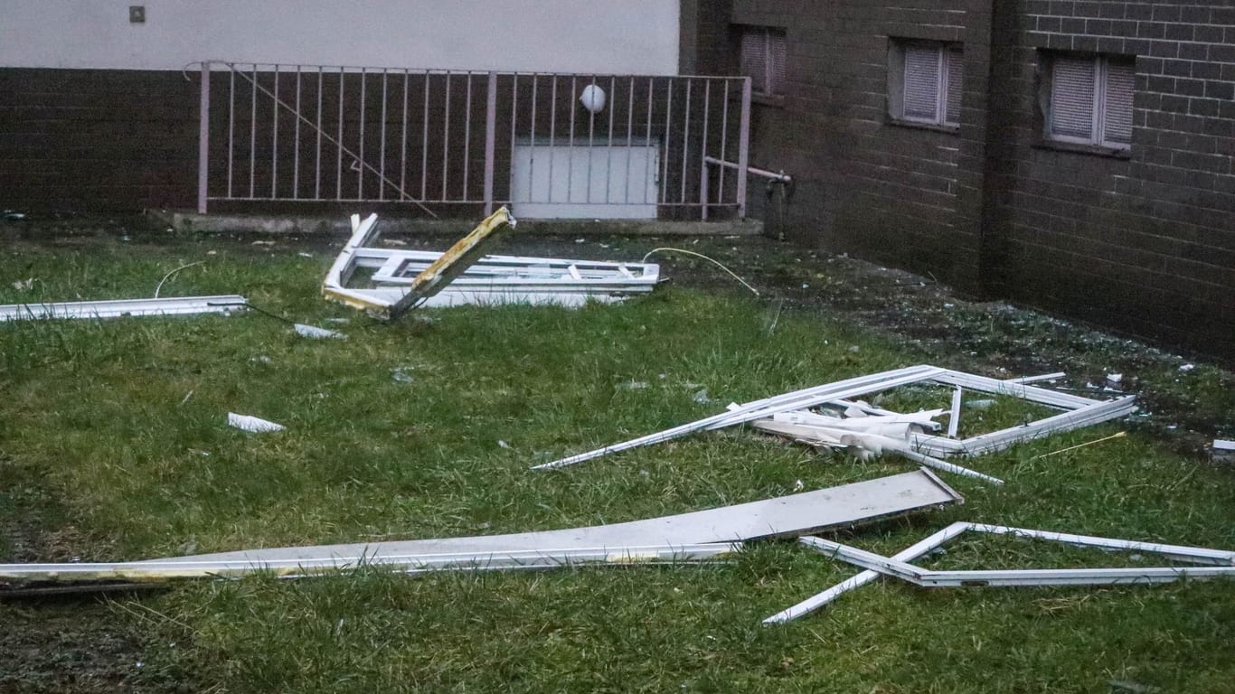 Schaden in Offenbach: Teile der Fenster wurden teils meterweit in die Nachbarschaft geschleudert.